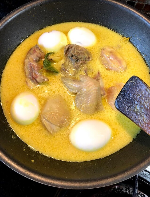 Opor Ayam Kuning boil the ingredients