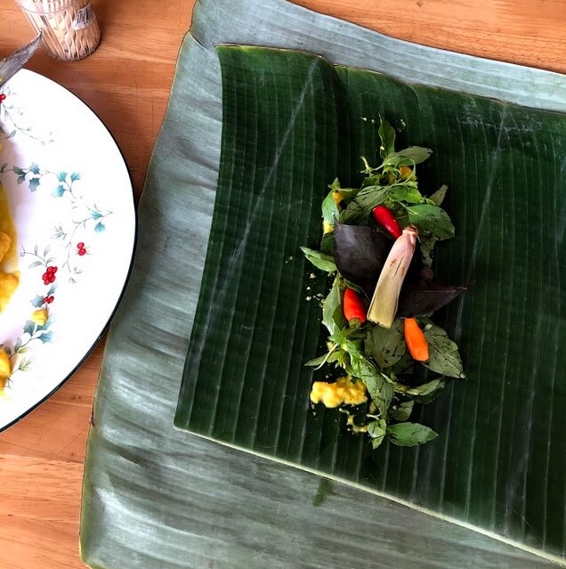Place spices and herbs on the banana leaves