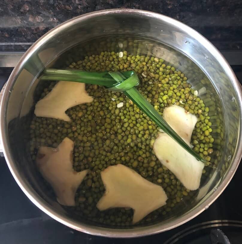 Put the mung beans in a cooking pot