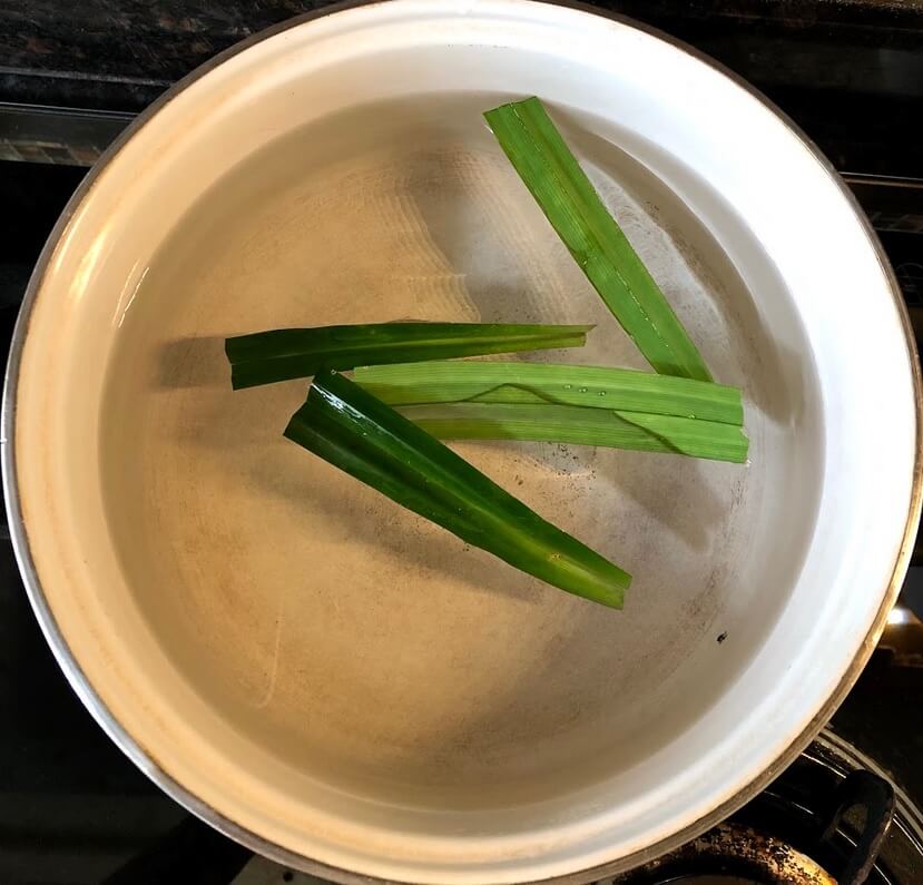 Fill a cooking pan with water and add the pandan leaves
