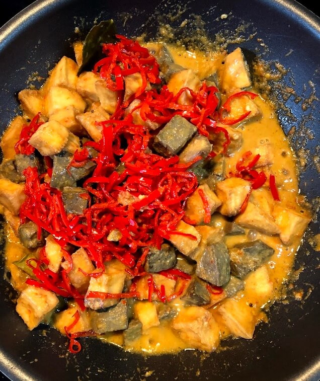 Add the sauteed sliced chillies