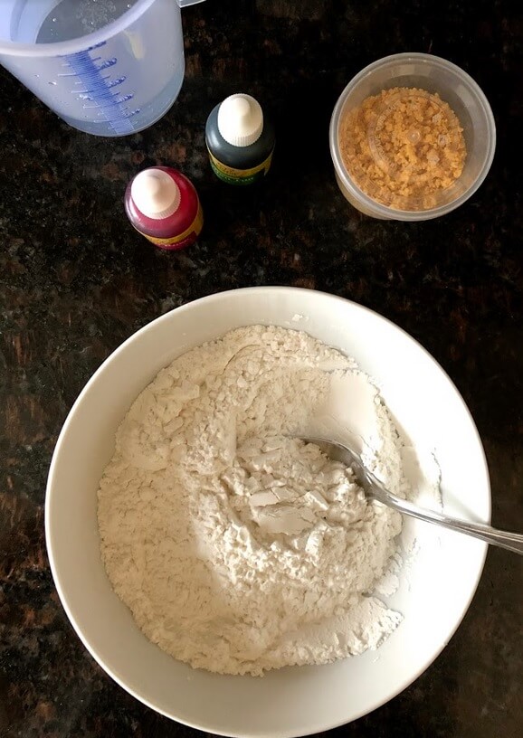 mix well: the glutinous flour, tapioca flour and a pinch of salt