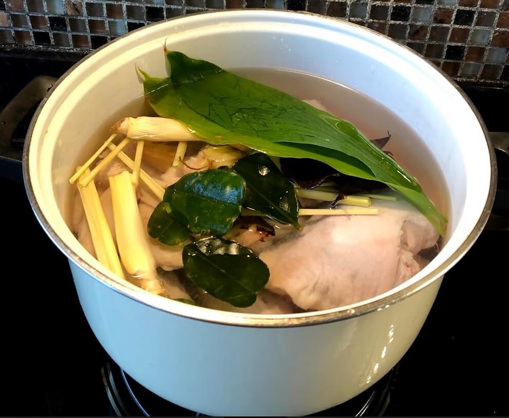 Place the meat and herbs in a cooking pot