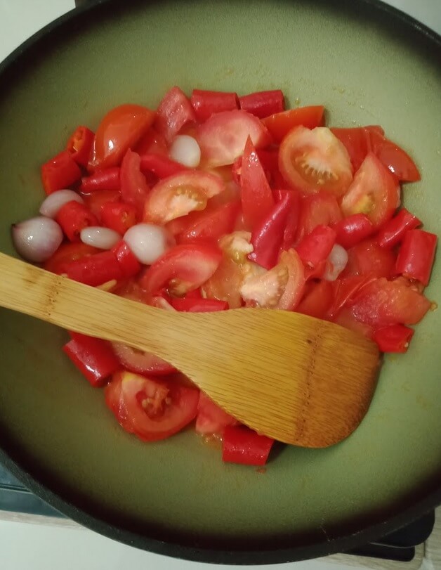 Add the chopped tomatoes, chillies, shallots and garlic