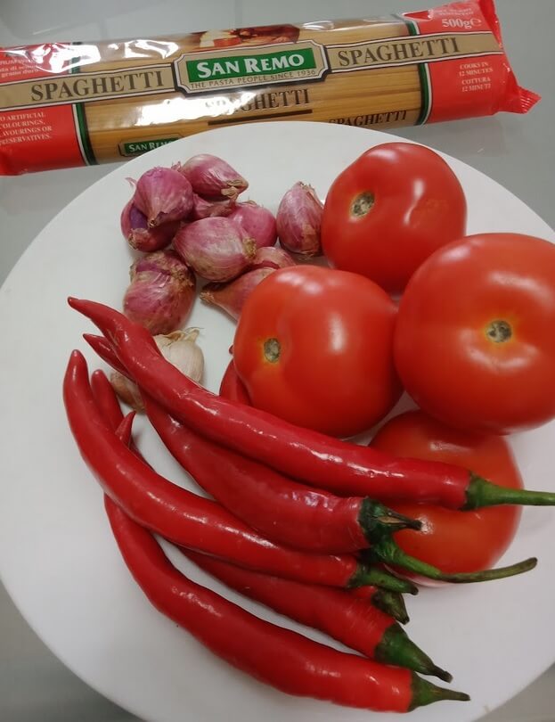 Spaghetti sambal tomat ingredients